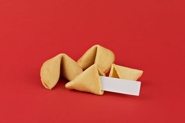 traditional-chinese-new-year-fortune-cookies-on-red_73661-108.jpg