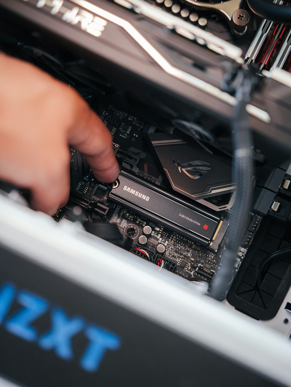 Sebuah tangan memasang pemacu keadaan pepejal Samsung ke dalam PC desktop