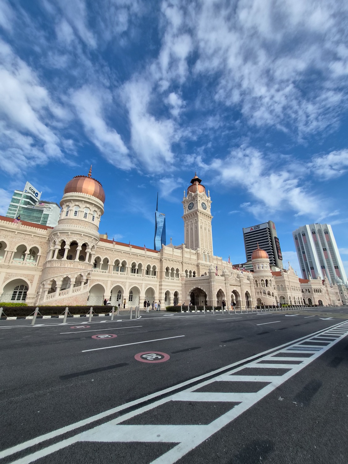 The Sultan Abdul Samad Building photographed on the Galaxy Z Flip8 ultra wide camera The Sultan Abdul Samad Building photographed on the Galaxy Z Flip8 ultra wide camera