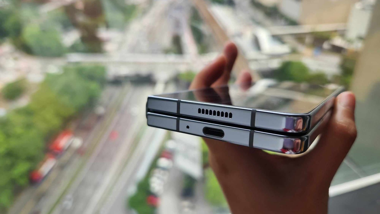 2023: the Galaxy Z Fold5 closed flat, no gap, held over Kuala Lumpur. Photo by ProductNation, August 2023. 2023: the Galaxy Z Fold5 closed flat, no gap, held over Kuala Lumpur. Photo by ProductNation, August 2023.