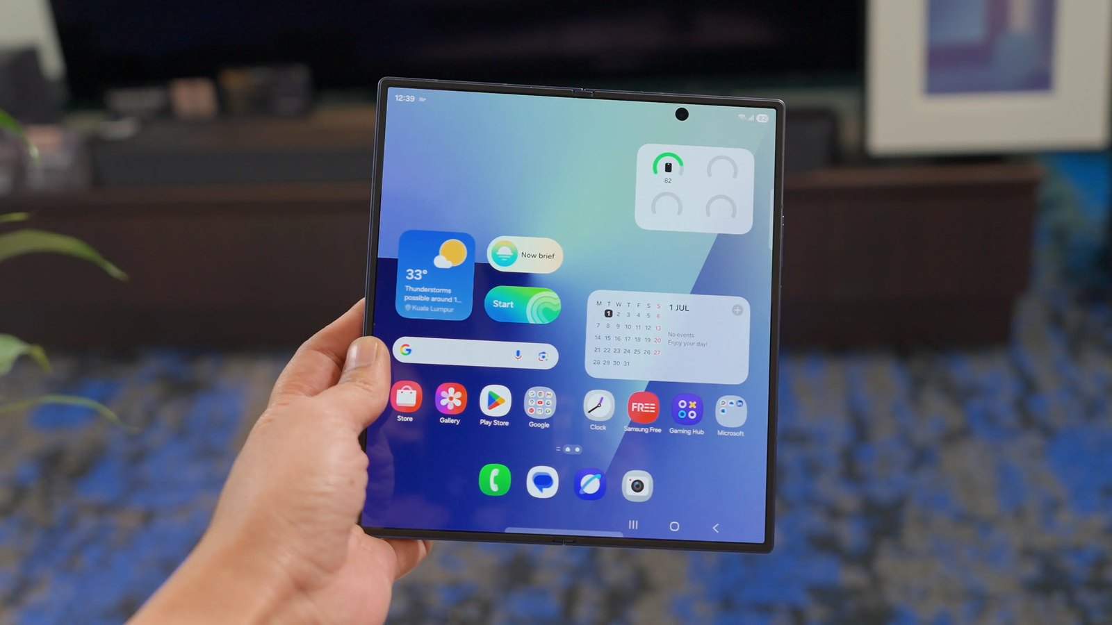 2025: the Galaxy Z Fold7 open, the 8.0-inch screen. Photo by ProductNation, July 2025. 2025: the Galaxy Z Fold7 open, the 8.0-inch screen. Photo by ProductNation, July 2025.