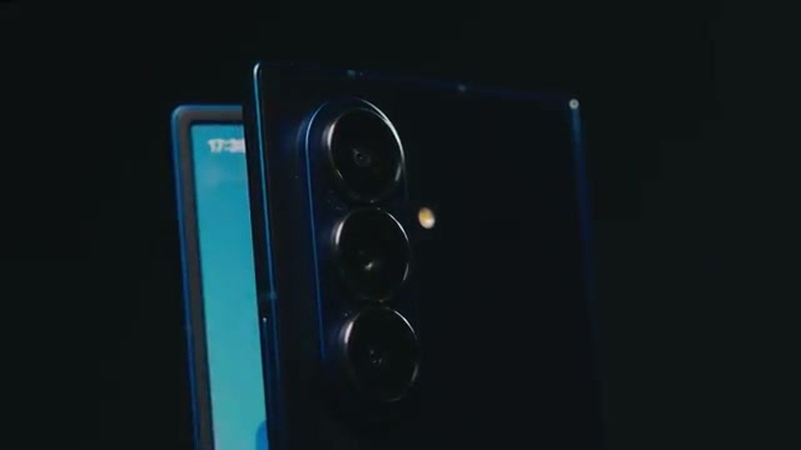 2025: the first 200MP camera on a Fold. Frame from our video, September 2025. 2025: the first 200MP camera on a Fold. Frame from our video, September 2025.