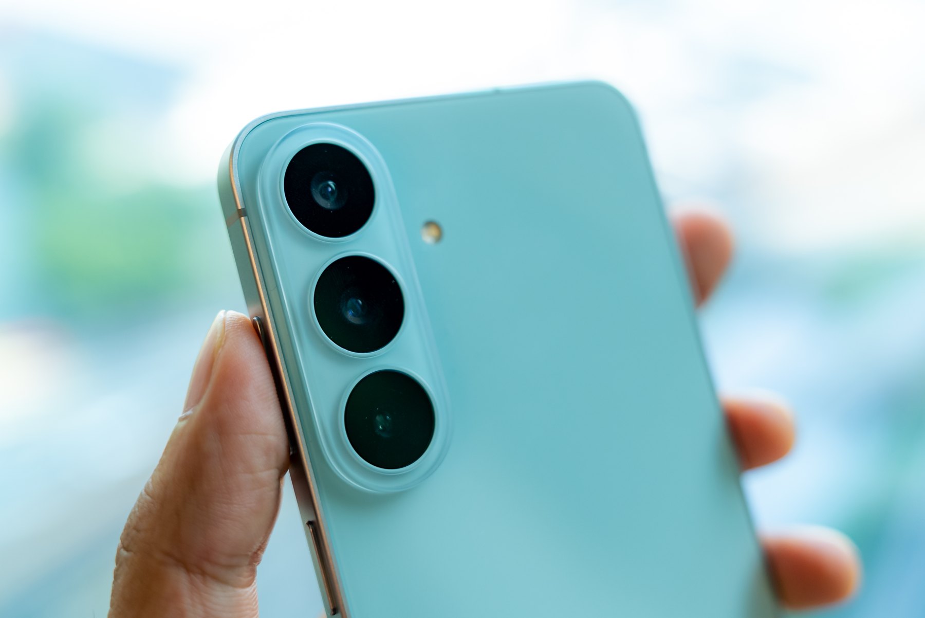 The camera island in hand. The telephoto is the lens the older Fan Editions did not always get. Photo by ProductNation. The camera island in hand. The telephoto is the lens the older Fan Editions did not always get. Photo by ProductNation.