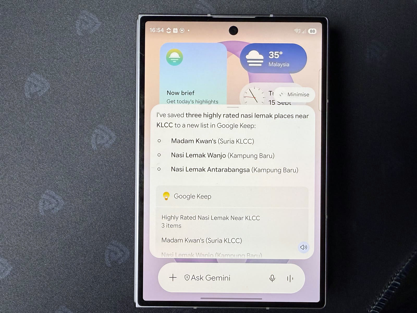 Gemini answer on the Galaxy Z Fold8 listing three nasi lemak places saved to Google Keep