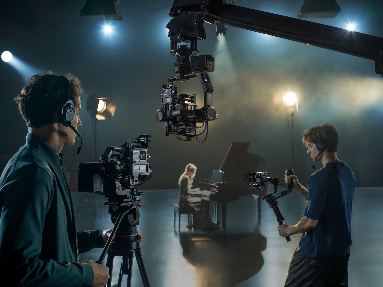Kru filem memantau penggambaran video muzik berbilang kamera tanpa wayar dengan DJI SDR Transmission 2