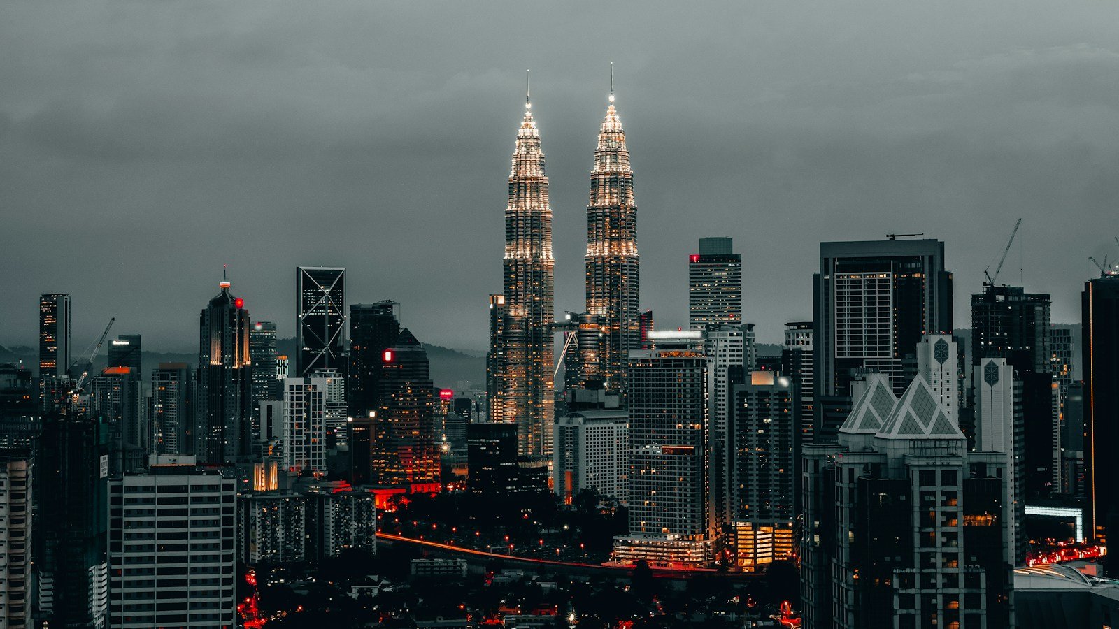 Kaki langit Kuala Lumpur pada waktu senja dengan Menara Berkembar Petronas