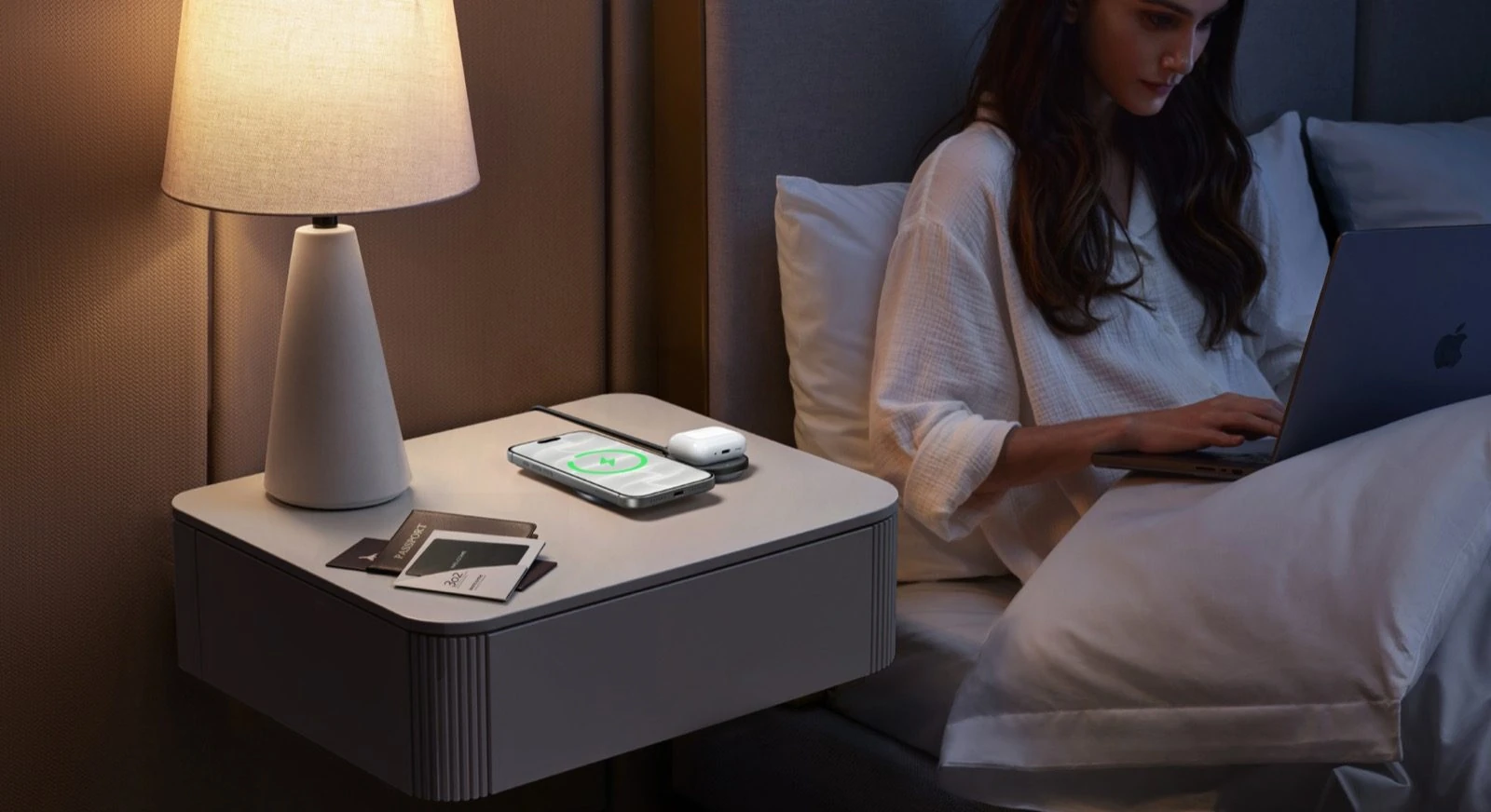 Pengecas magnet boleh lipat UGREEN MagFlow 2-in-1 mengecas iPhone dan AirPods di atas meja sisi katil