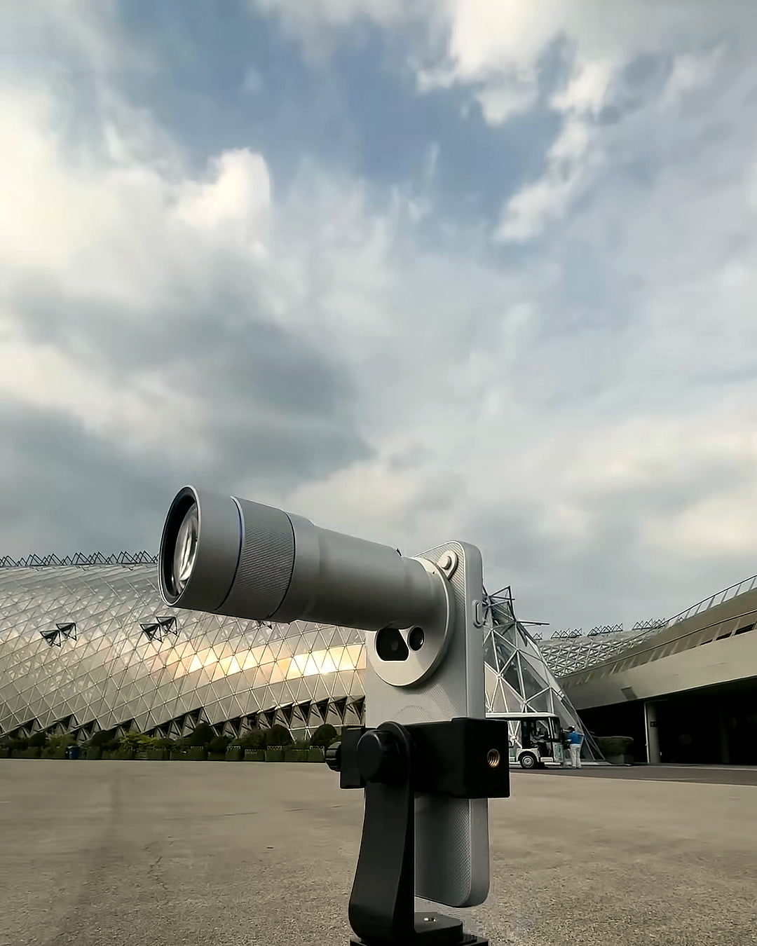 The vivo X500 Pro Max with its clip-on lens mounted on a tripod grip The vivo X500 Pro Max with its clip-on lens mounted on a tripod grip