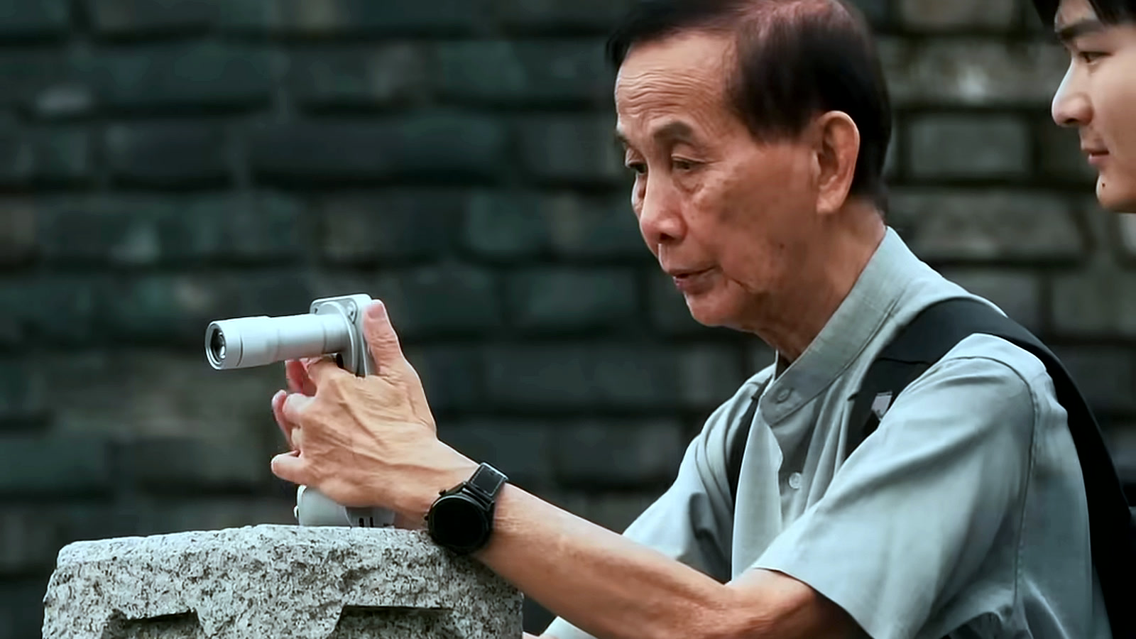 vivo X500 Pro Max First Impressions: A Clip-On ZEISS Lens