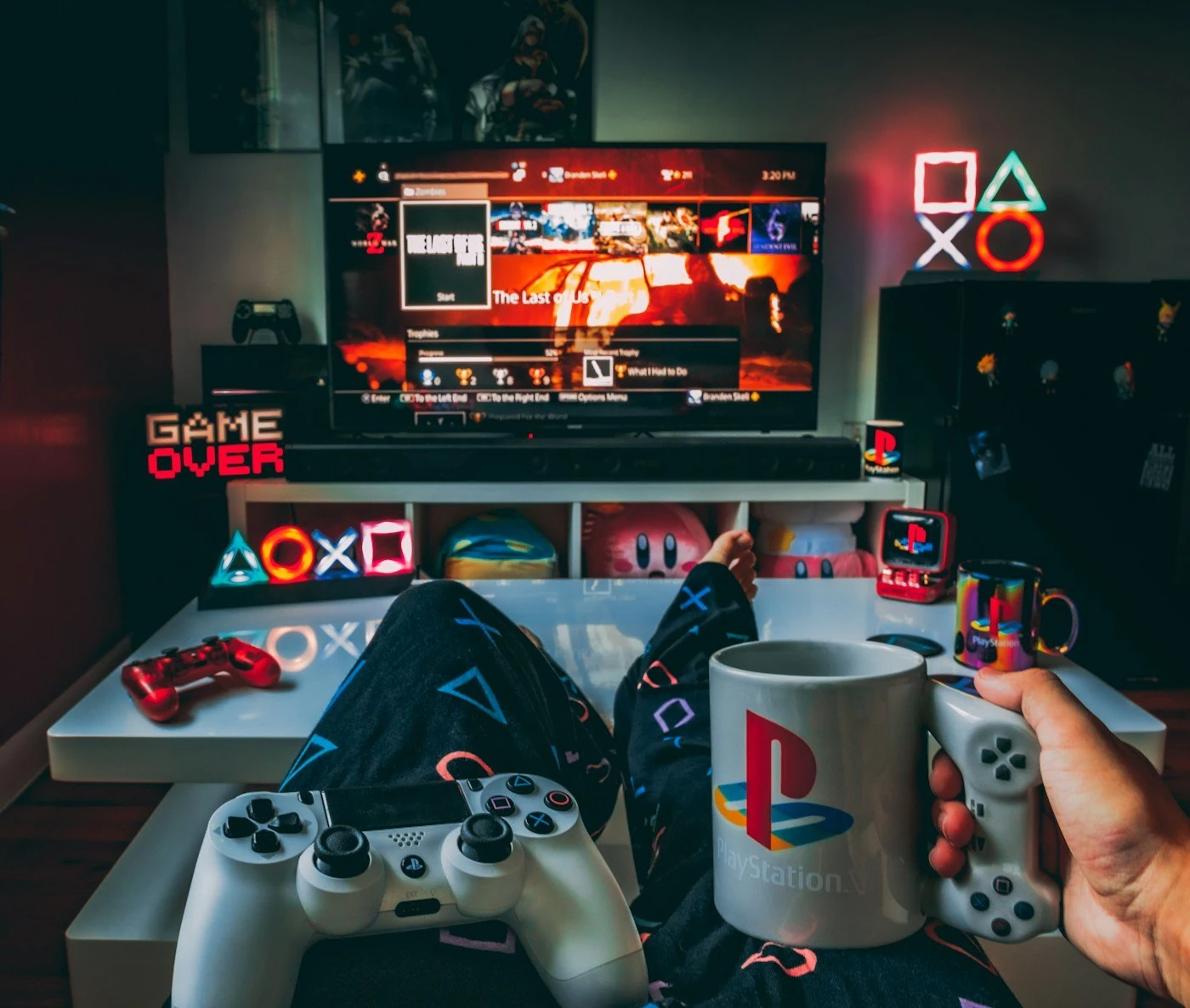 Susunan permainan PlayStation dengan permainan di TV dan kawalan di tangan