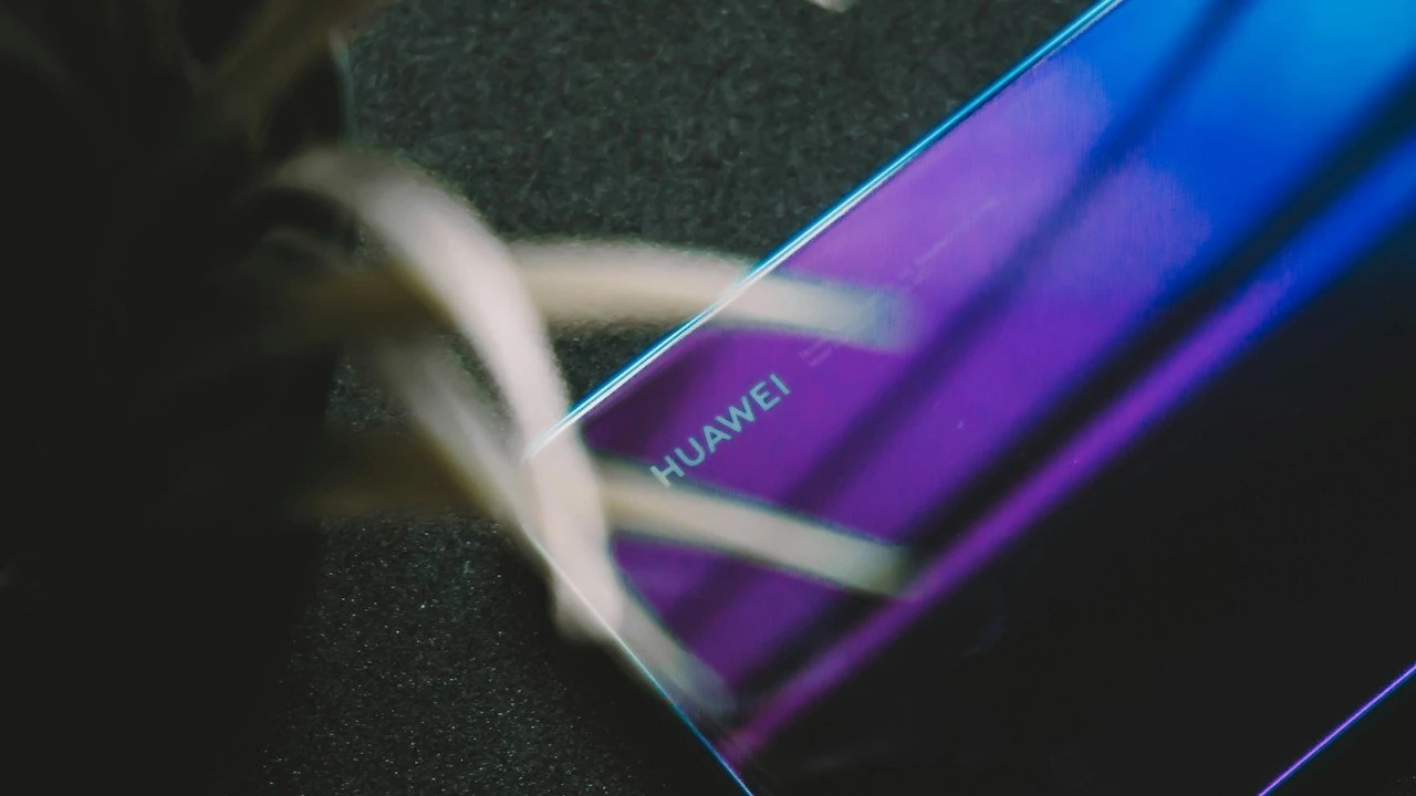 Sebuah telefon pintar Huawei, logonya kelihatan pada panel belakang bergradien