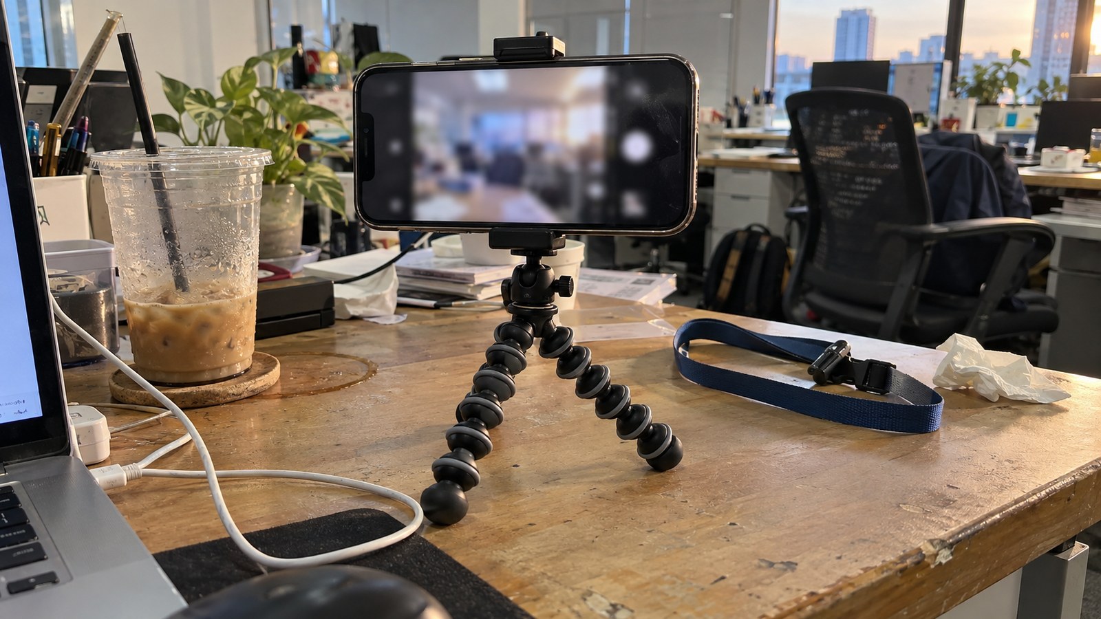 Telefon di atas tripod kecil, dirangka dan dikunci sebelum merakam