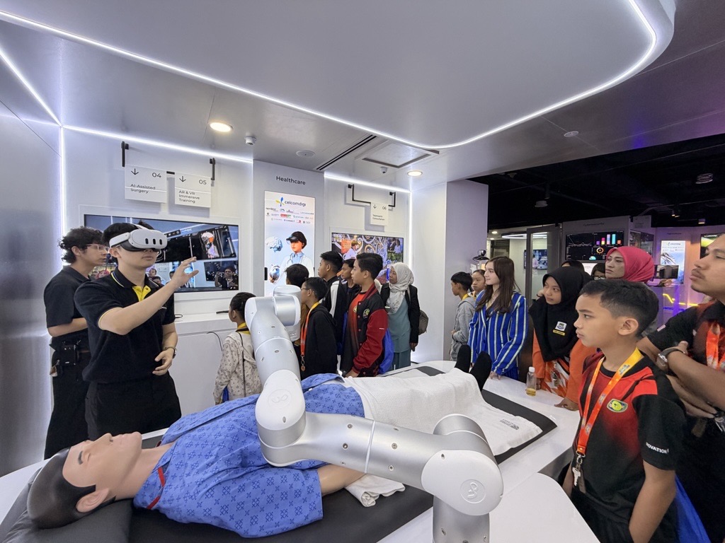 Students watching an AI-assisted medical demonstration at the CelcomDigi AI Experience Centre