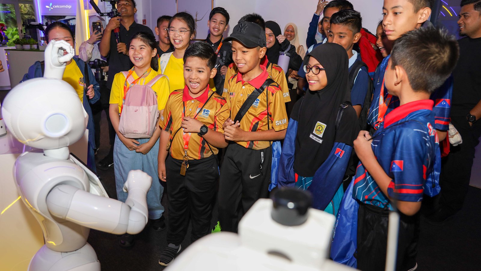 CelcomDigi Brings AI to 200 Students at Junior Innovathon
