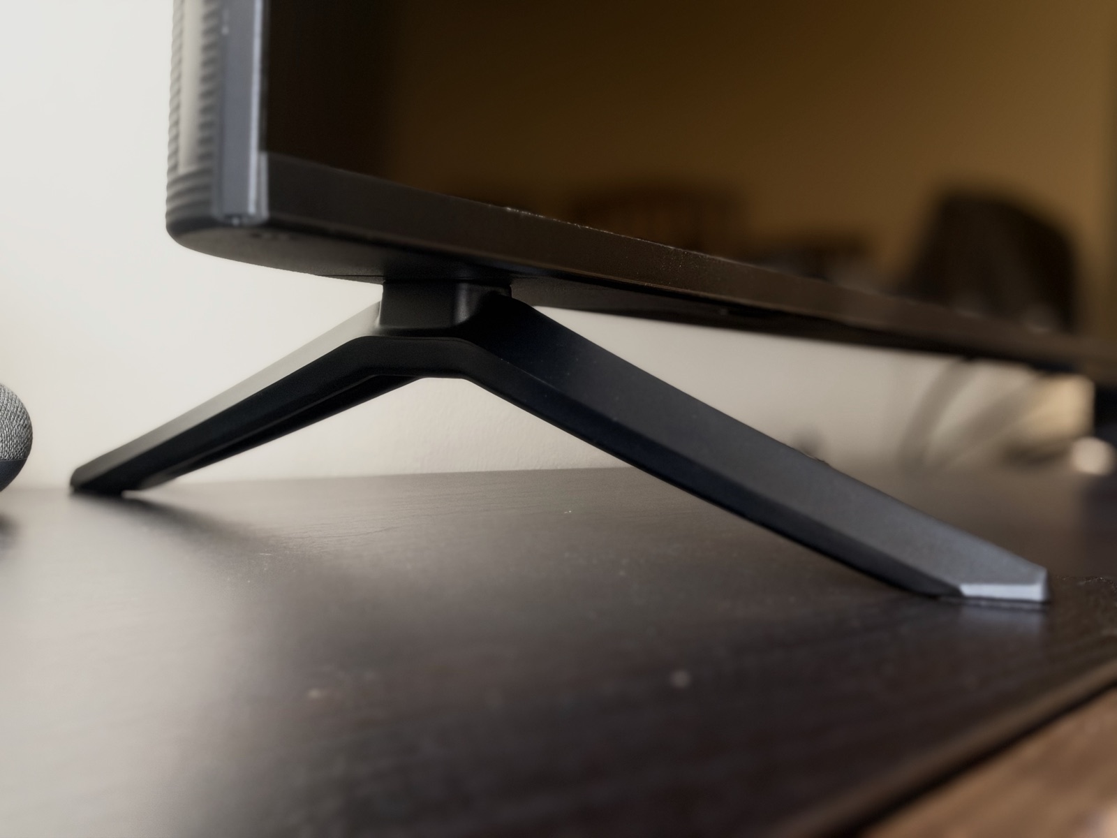 Simple feet on the PRISM+ Q65 Ultra stand