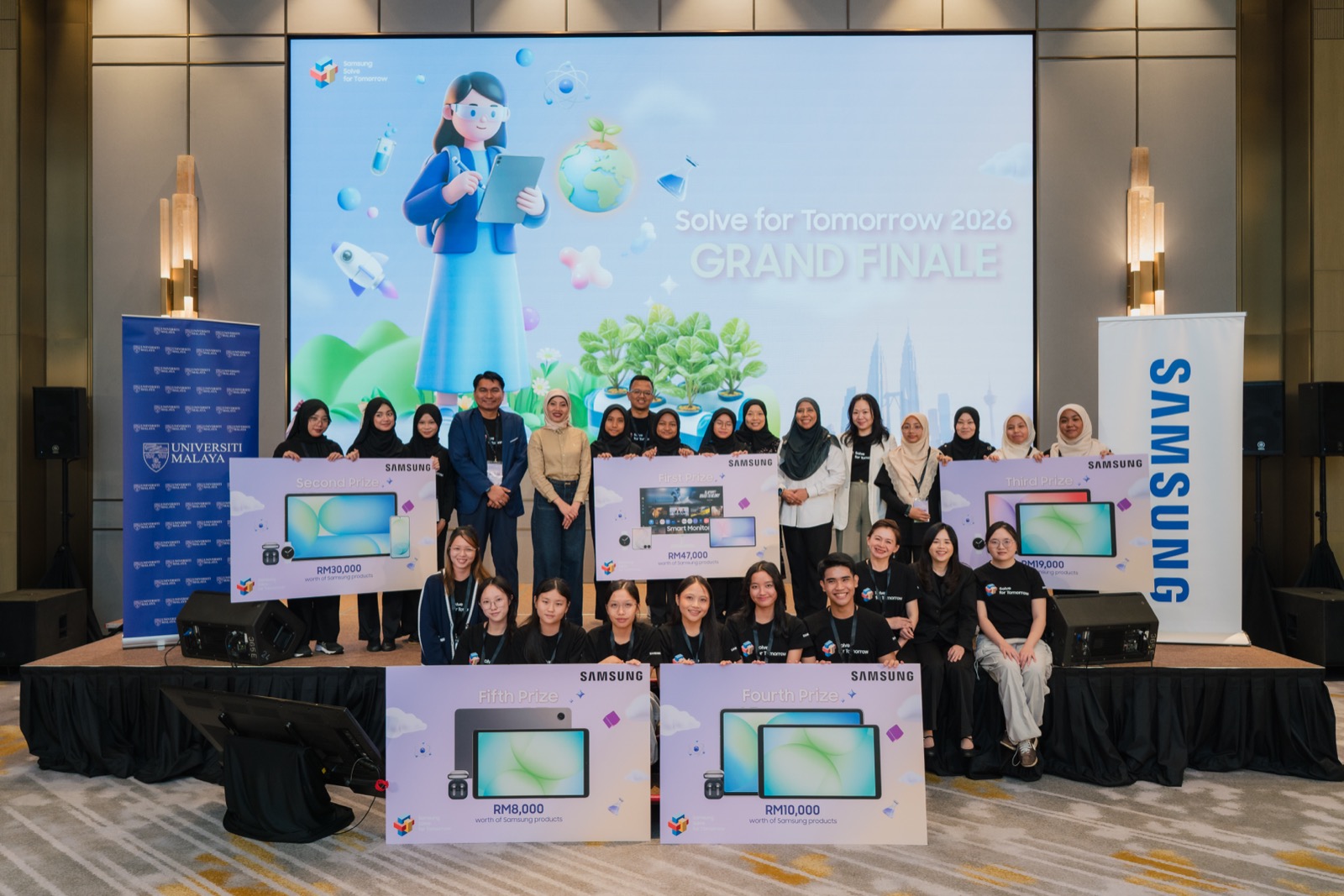 Lima pasukan finalis Samsung Solve for Tomorrow 2026 di pentas Grand Finale bersama hadiah produk Samsung mereka