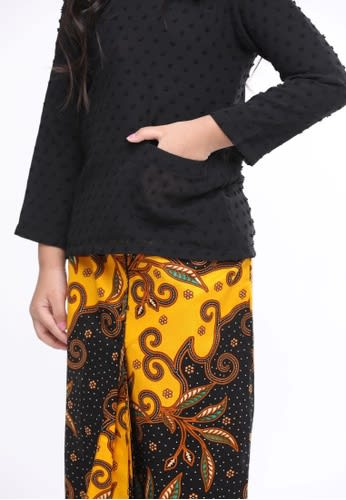 AMEERA AISYAH Luna Kurung Kedah Batik (2).jpg