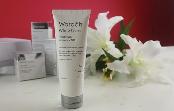Wardah White Secret Facial Wash with AHA - 2.jpg
