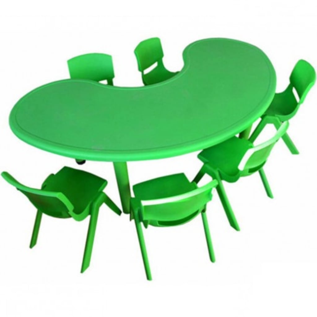 Разноцветные пластиковые столы для школы
