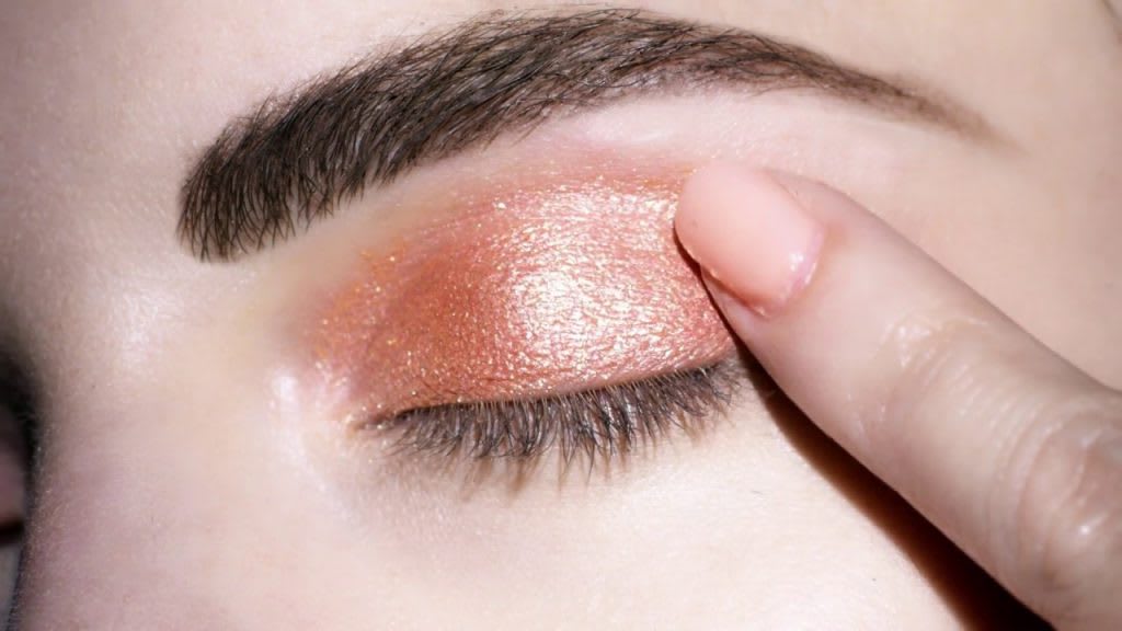 10 Merk Eyeshadow Cream Terbaik & Bagus 2024