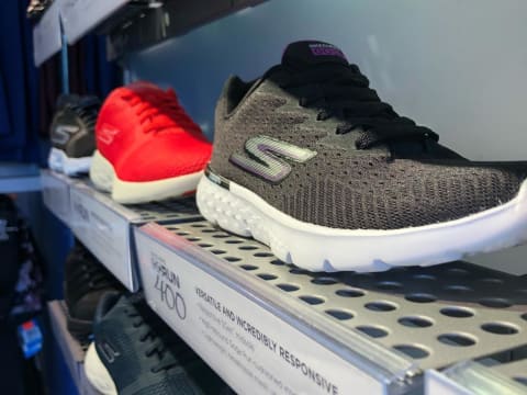 11 Rekomendasi Sepatu Skechers Terbaru & Terbaik 2024