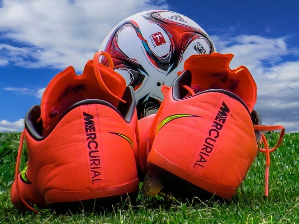 14 Rekomendasi Sepatu Bola Terbaik Indonesia 2026
