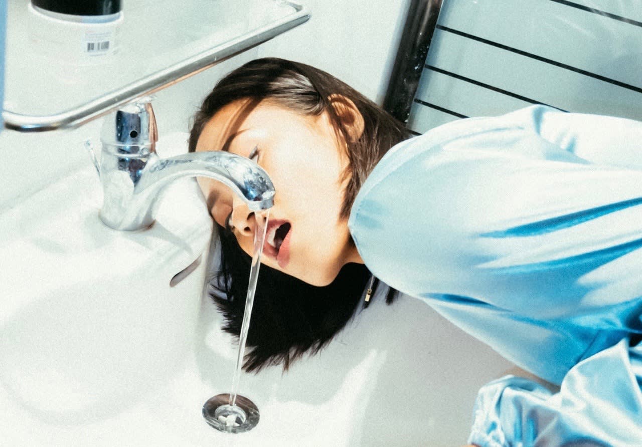 woman-drinking-water-from-the-sink-2947919.jpeg