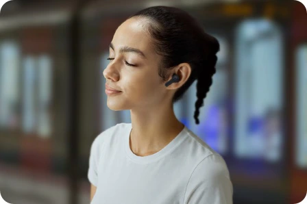 samsung-galaxy-buds3-FE-listening-earphones