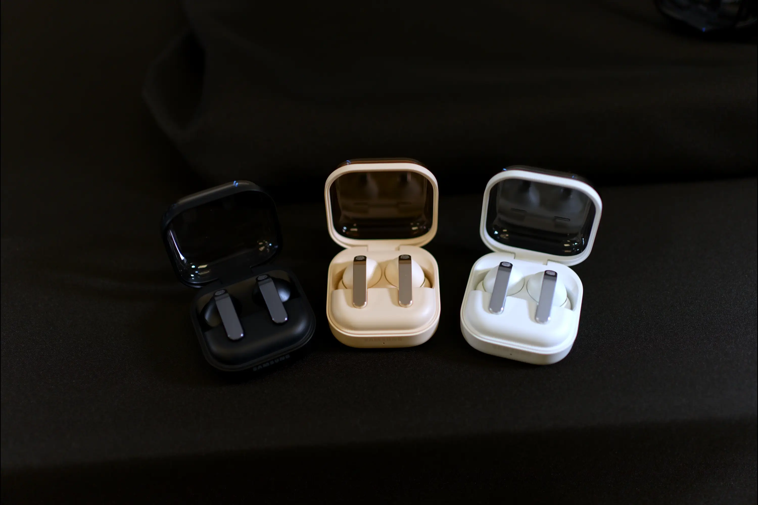 Samsung Galaxy Buds4 Pro in Black, Beige and White