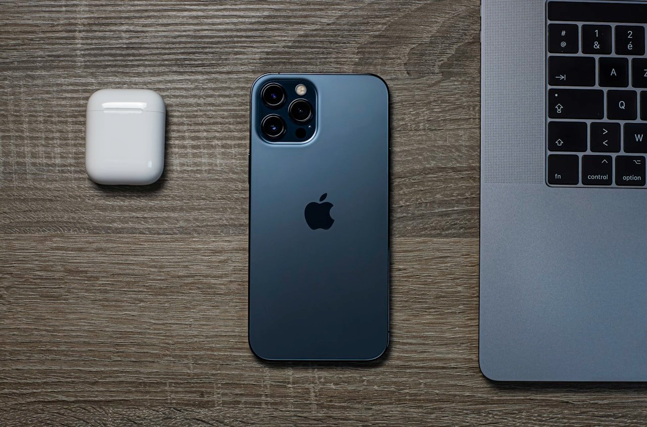 apple-iphone-airpods-cover.jpg