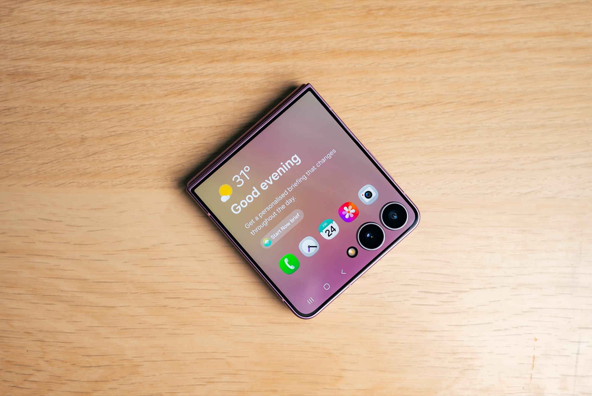 Galaxy Z Flip8 Review: Beautifully Thin, But a Tougher Sell This Year