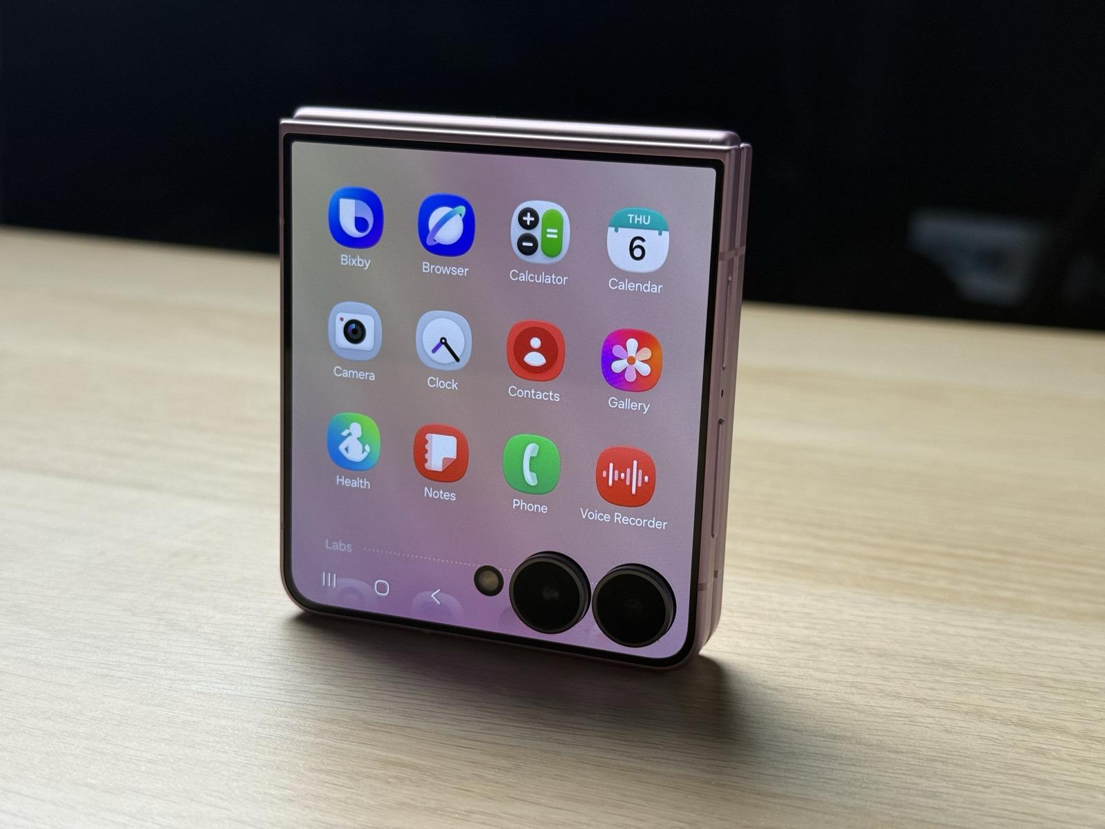 The Galaxy Z Flip8 cover screen running the app drawer