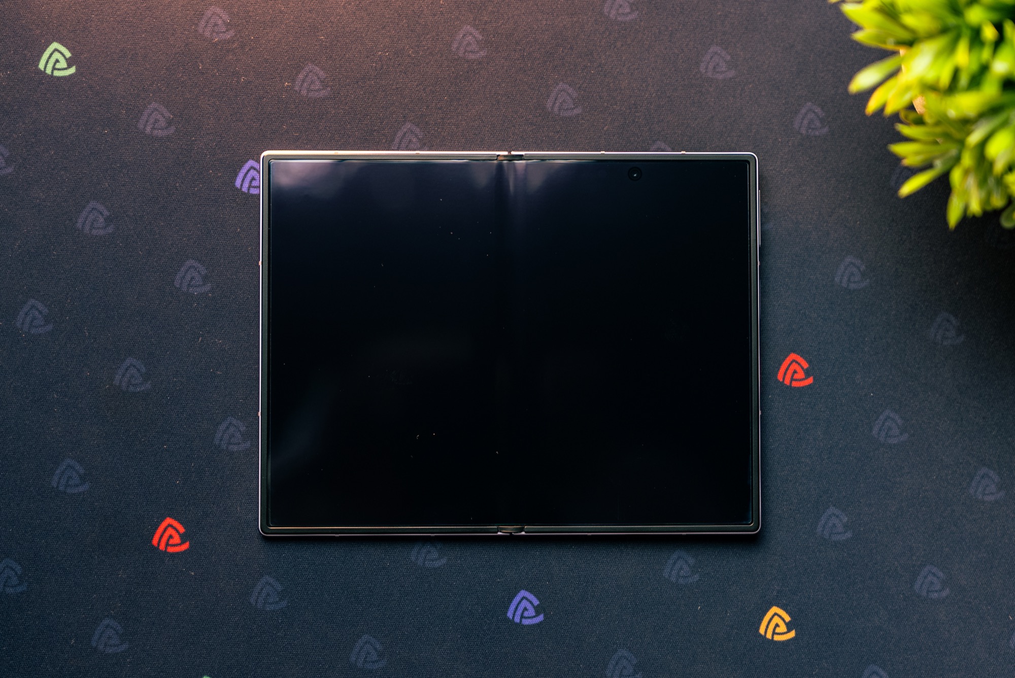 The crease on the Galaxy Z Fold8 with the screen off