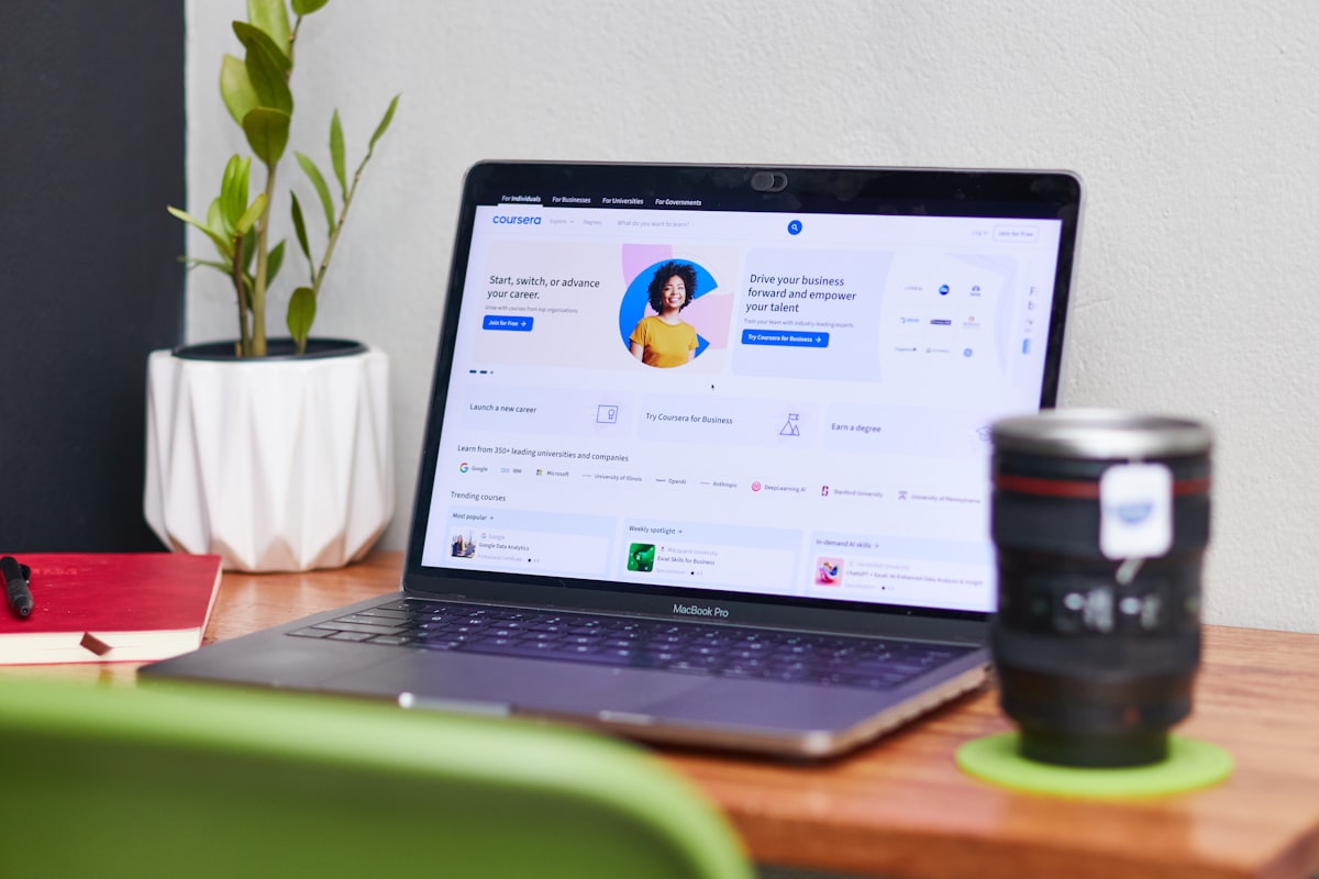 Komputer riba memaparkan platform pembelajaran dalam talian Coursera