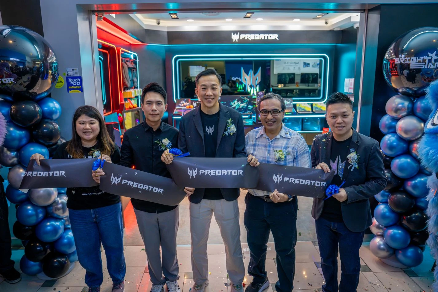 Acer Malaysia management officiate the opening of the first Predator concept store at Plaza Low Yat