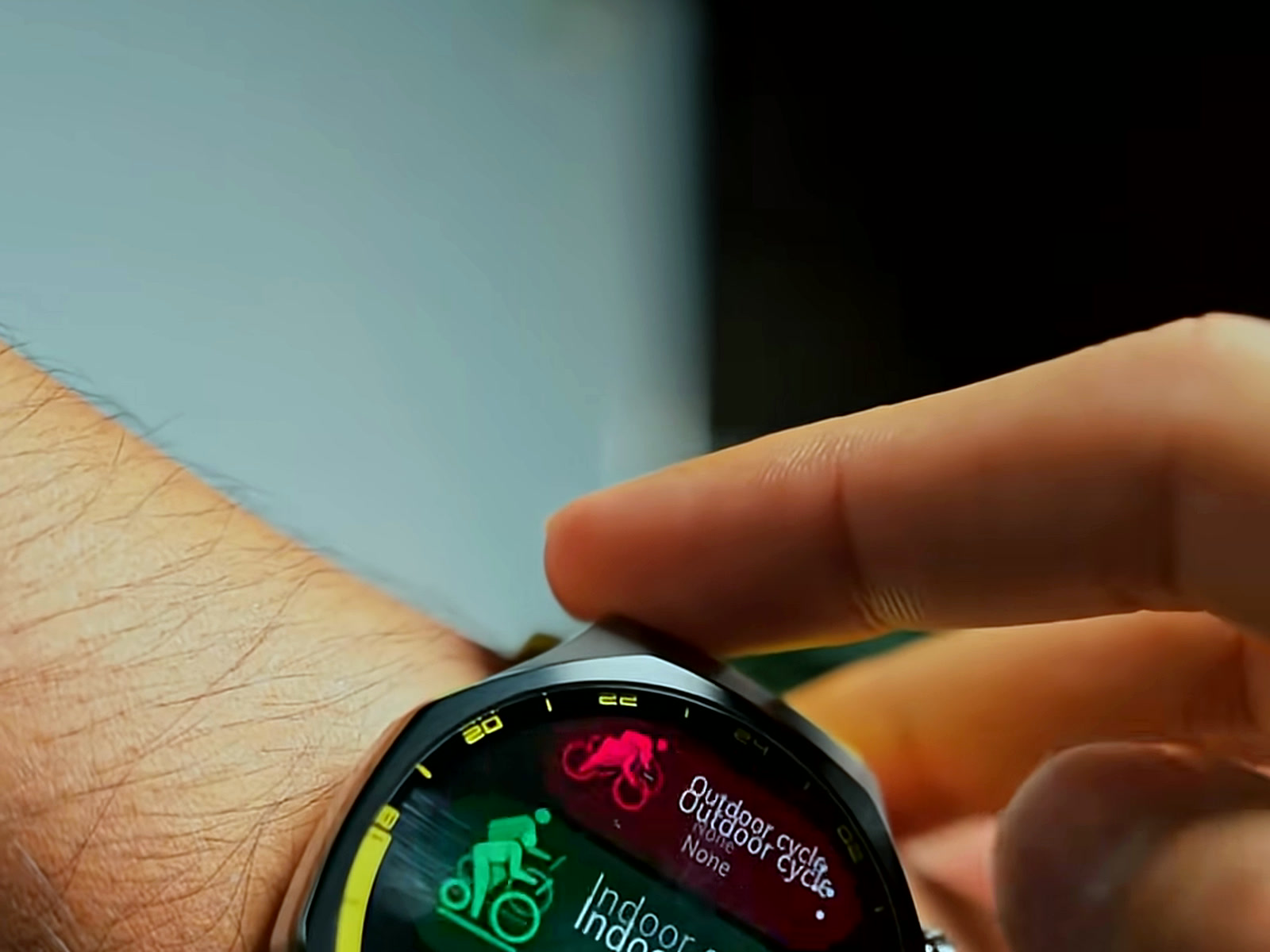 Selecting Outdoor Cycle from the HUAWEI Watch GT 7 Pro's workout menu
