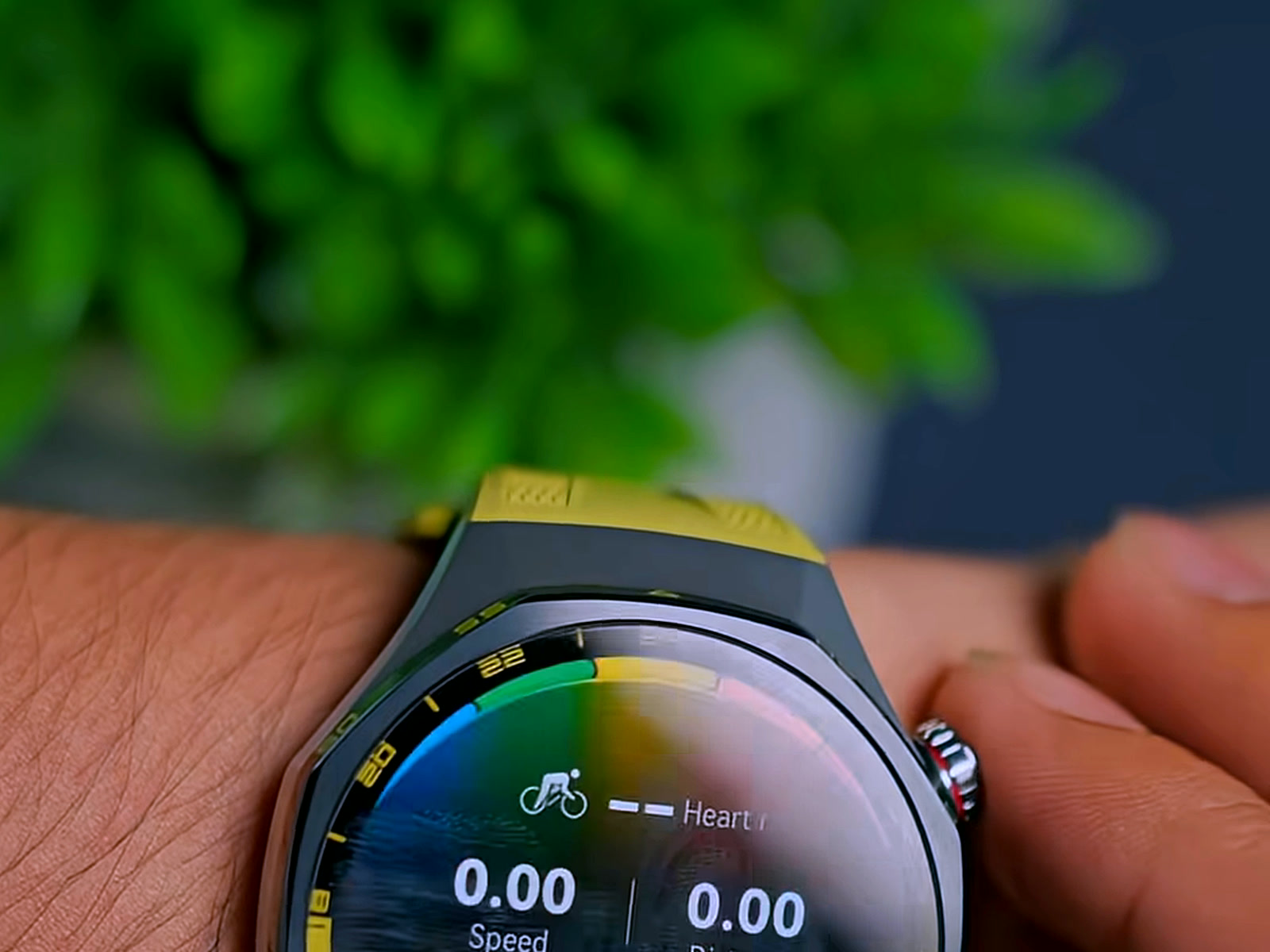 Live cycling screen on the HUAWEI Watch GT 7 Pro showing speed and heart rate