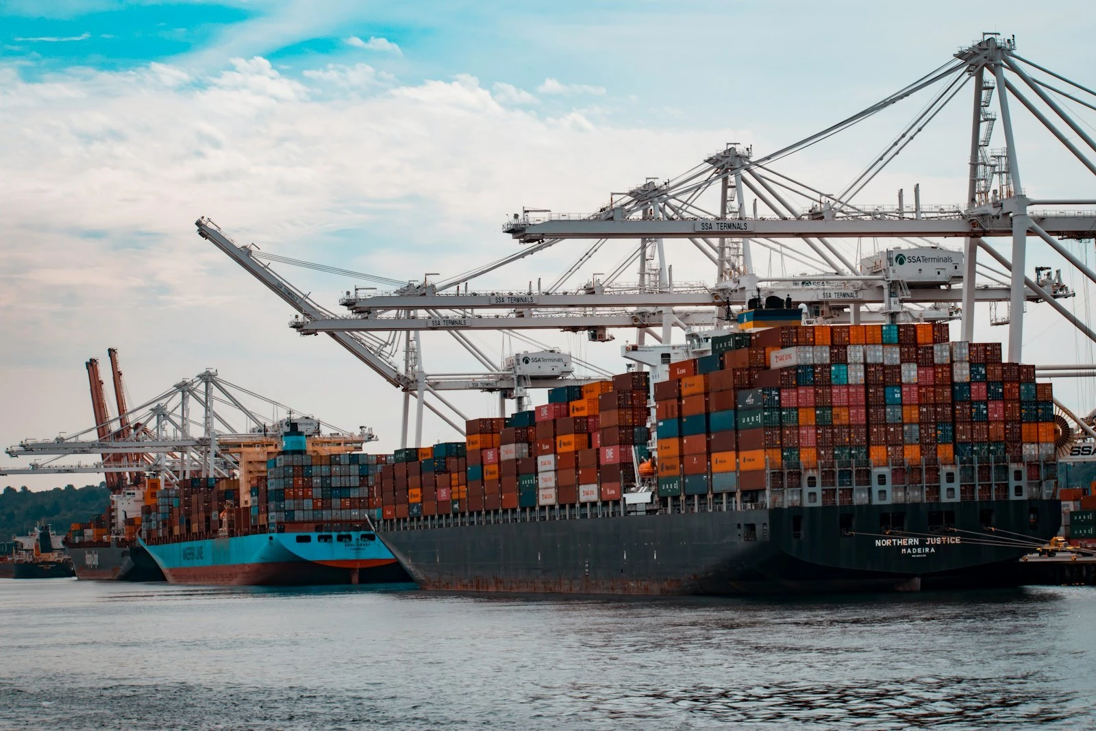 Sebuah kapal kontena dimuatkan dengan kargo di terminal pelabuhan