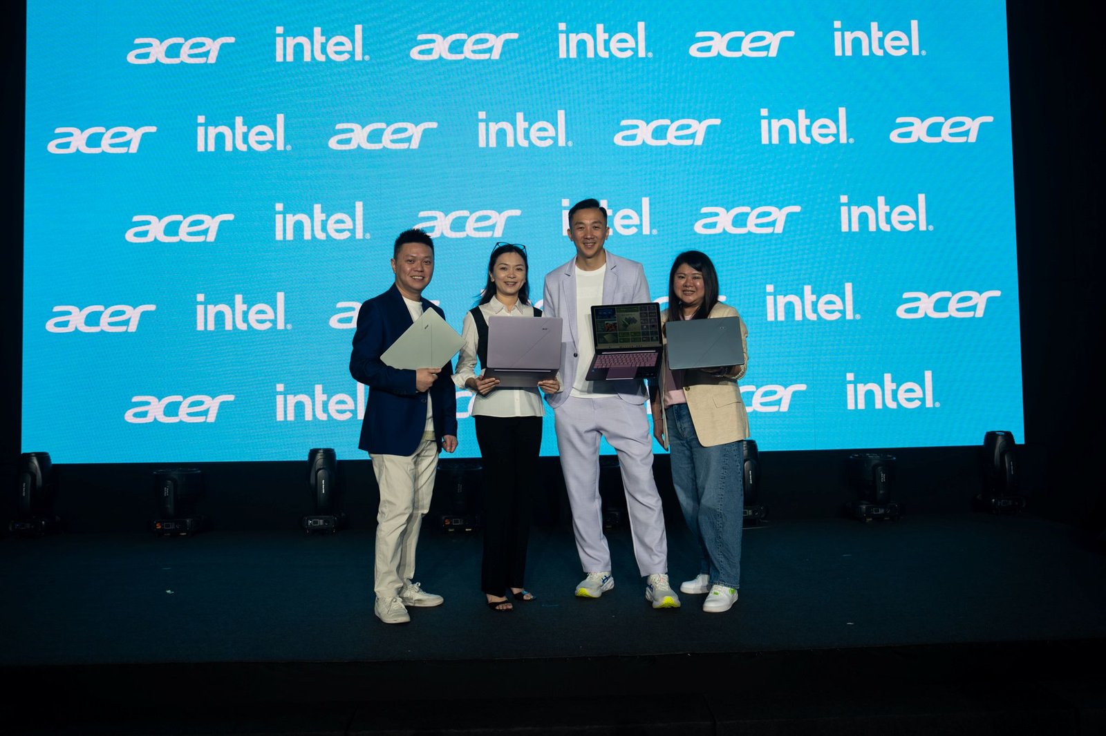 Wakil Acer dan Intel Malaysia memegang Swift Air 14 dalam empat warna pada pelancaran di Petaling Jaya