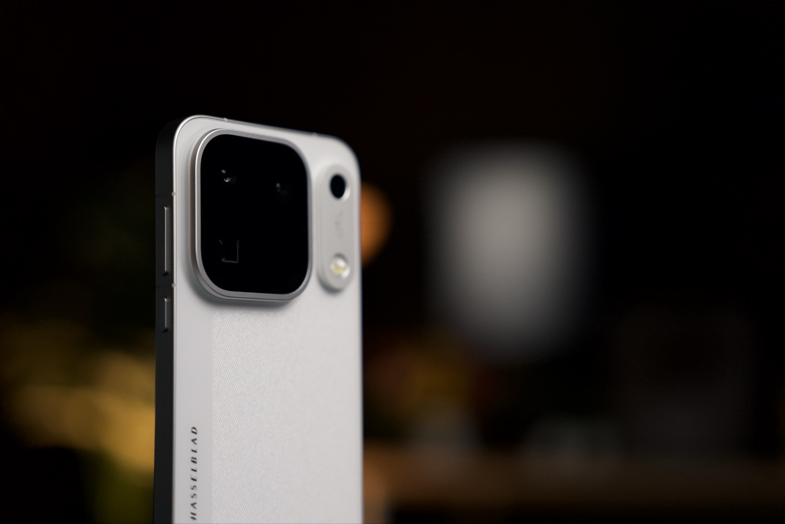 OPPO Find X10 Pro Max in Luna White, rear camera island