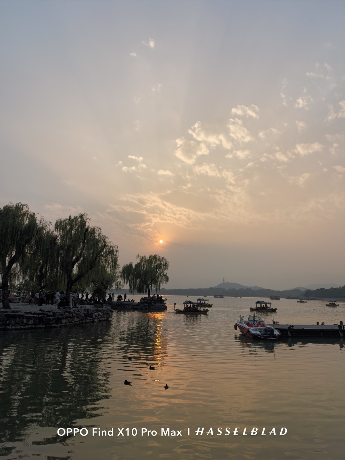 Sunset over the lake at the Summer Palace in Beijing, shot on the OPPO Find X10 Pro Max main camera
