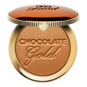 Golden bronzer to even out skin tone