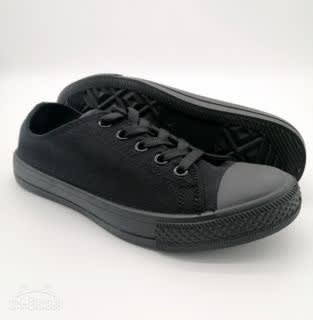 Kanvas hitam kasut