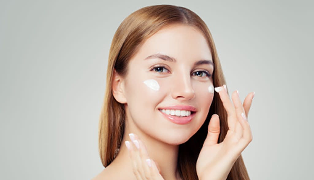 perempuan memakai moisturizer di wajah.jpg