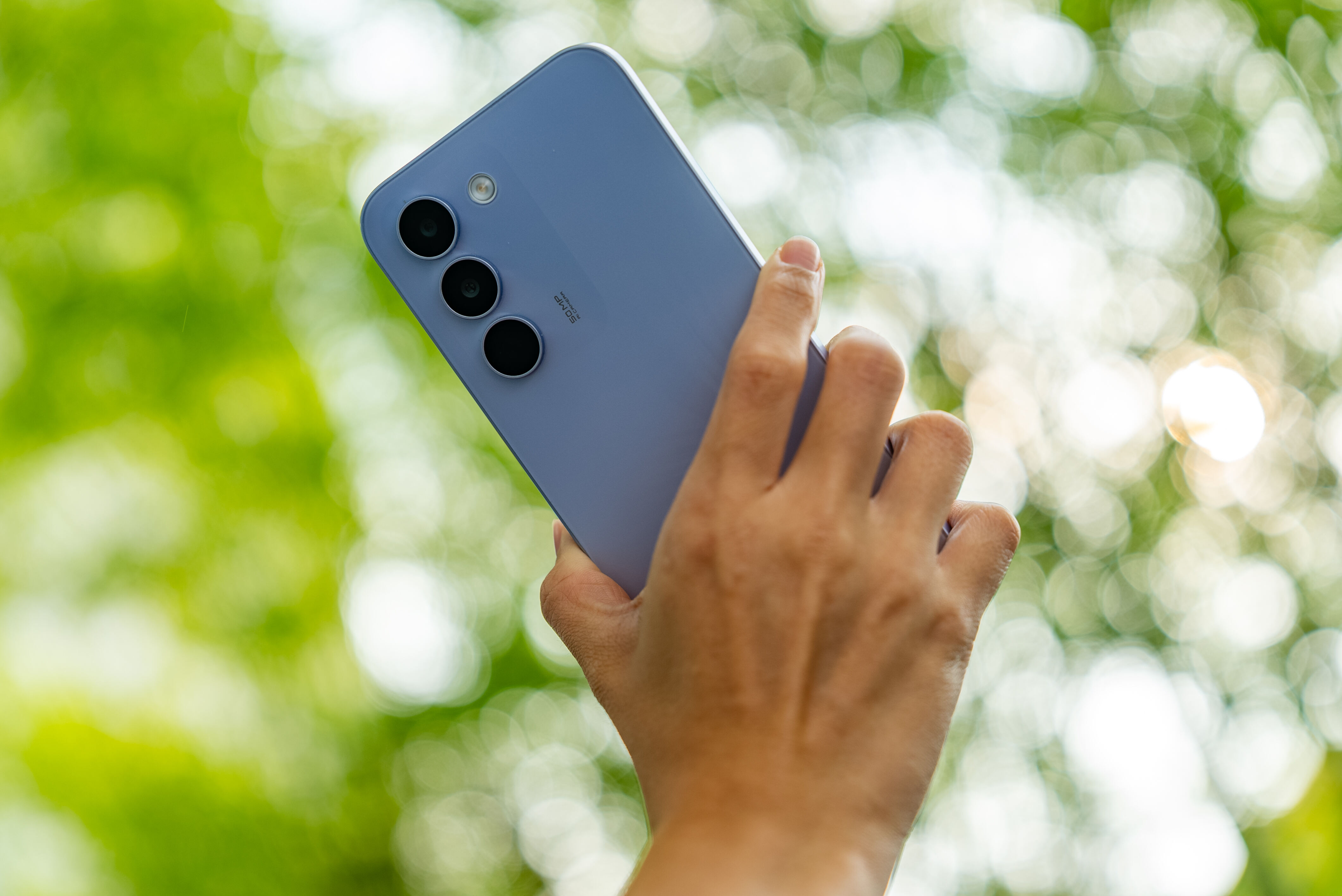 Hand holding the realme C100 5G