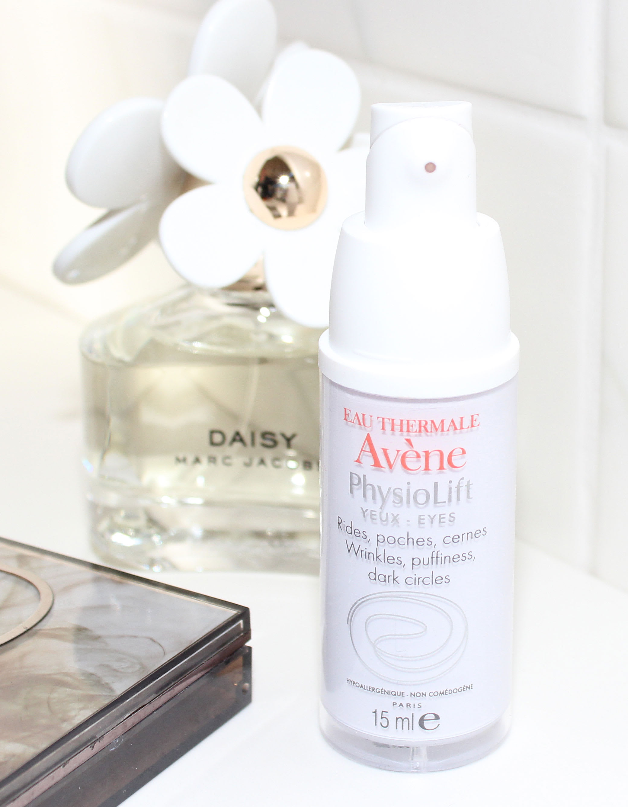 Best Avene PhysioLift Eyes Price & Reviews in Singapore 2024