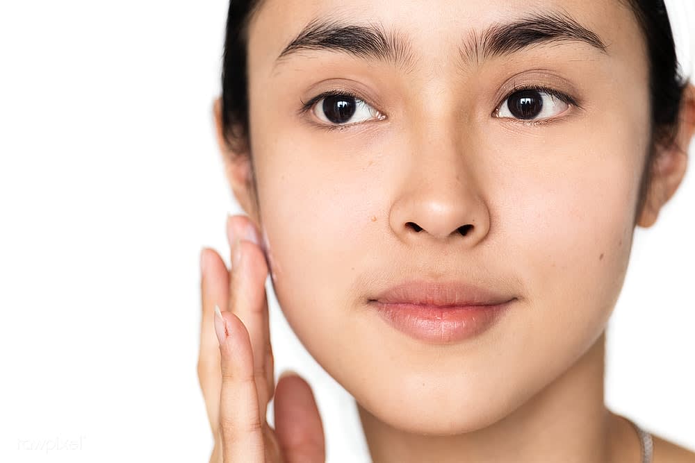 Aplikasikan scrub dan pijat wajah dengan gerakan memutar.jpg
