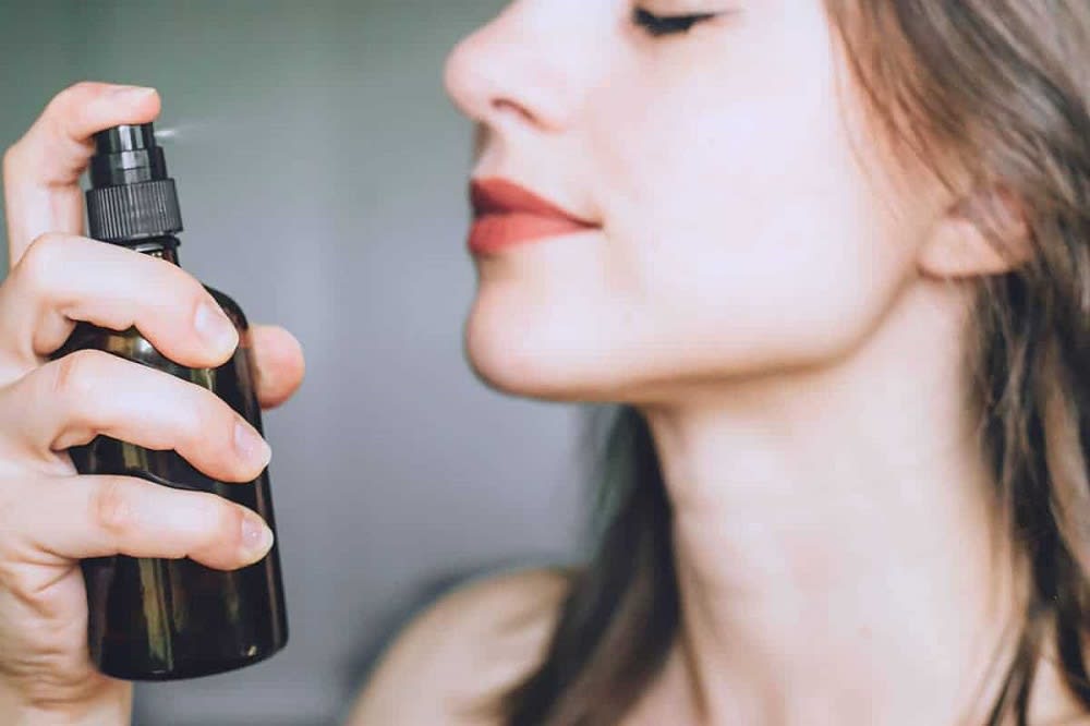 Semprotkan sebelum ber-makeup