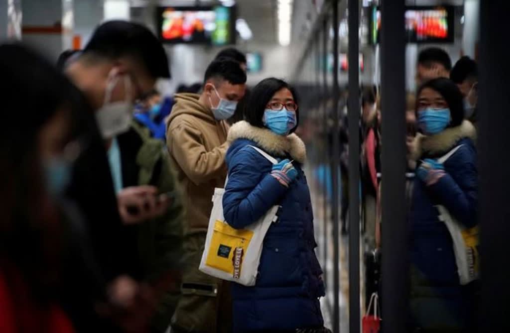 Menggunakan masker saat beraktivitas.jpg