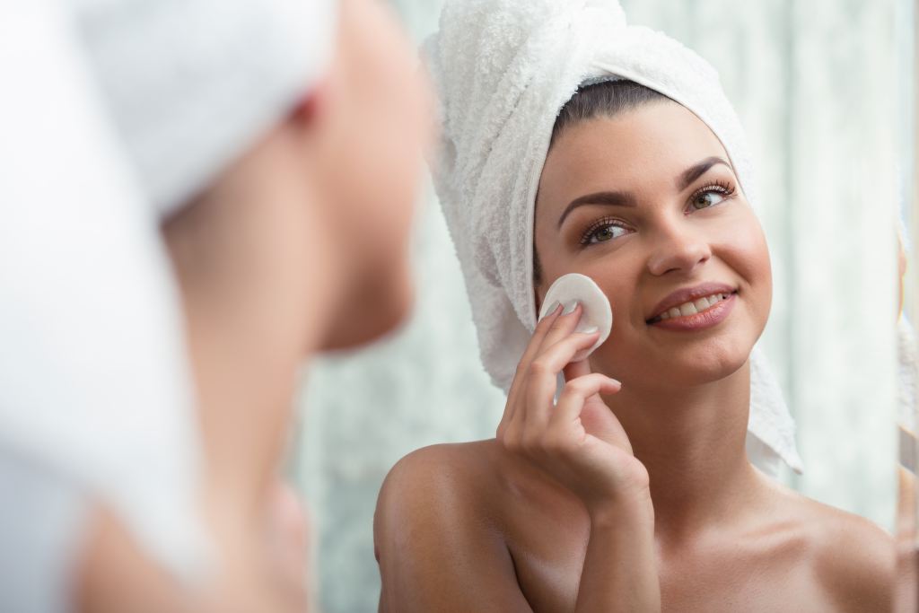 Apa Perbedaan Exfoliating dan Hydrating Toner?